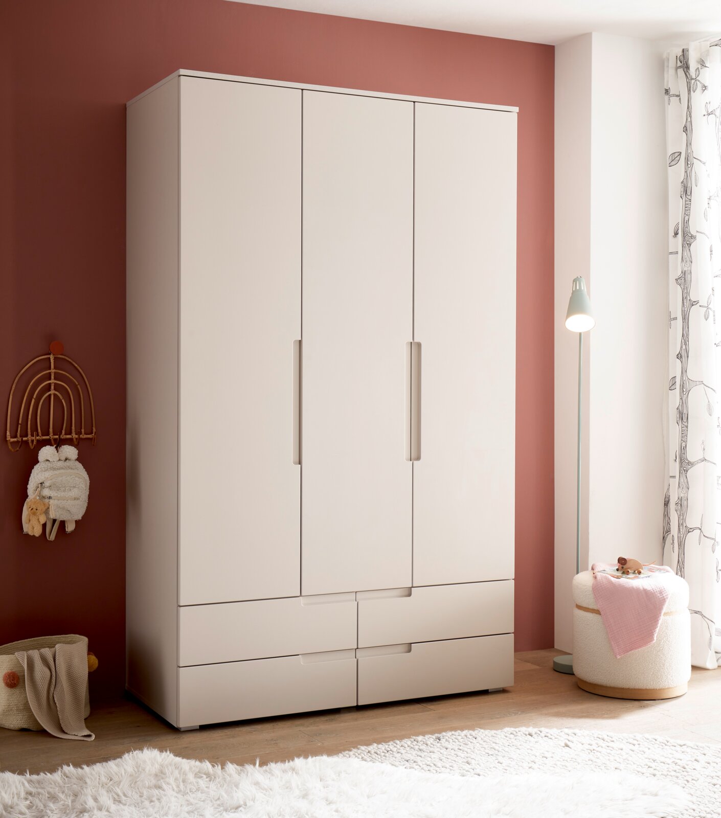 MyBaby Kleiderschrank SPICE/PEPPINI Weißer, moderner Kleiderschrank mit drei Türen und vier Schubladen, frontale Ansicht in leicht schräger Perspektive in einem hellen Zimmer