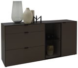 Modernes Sideboard in dunklem Holz mit drei Schubladen und einem Glastürfach, dekoriert mit Vasen und einer Skulptur, seitliche Perspektive