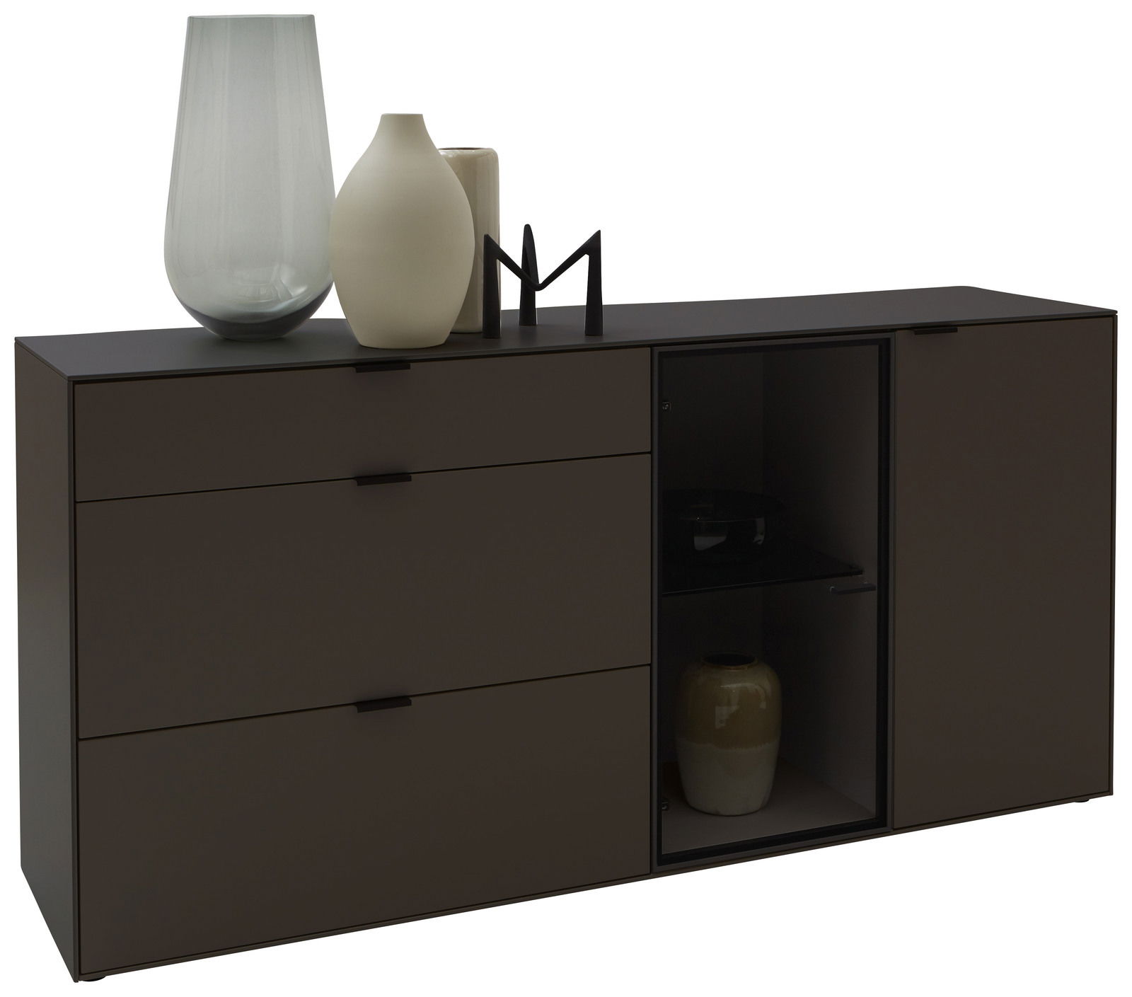 Modernes Sideboard in dunklem Holz mit drei Schubladen und einem Glastürfach, dekoriert mit Vasen und einer Skulptur, seitliche Perspektive
