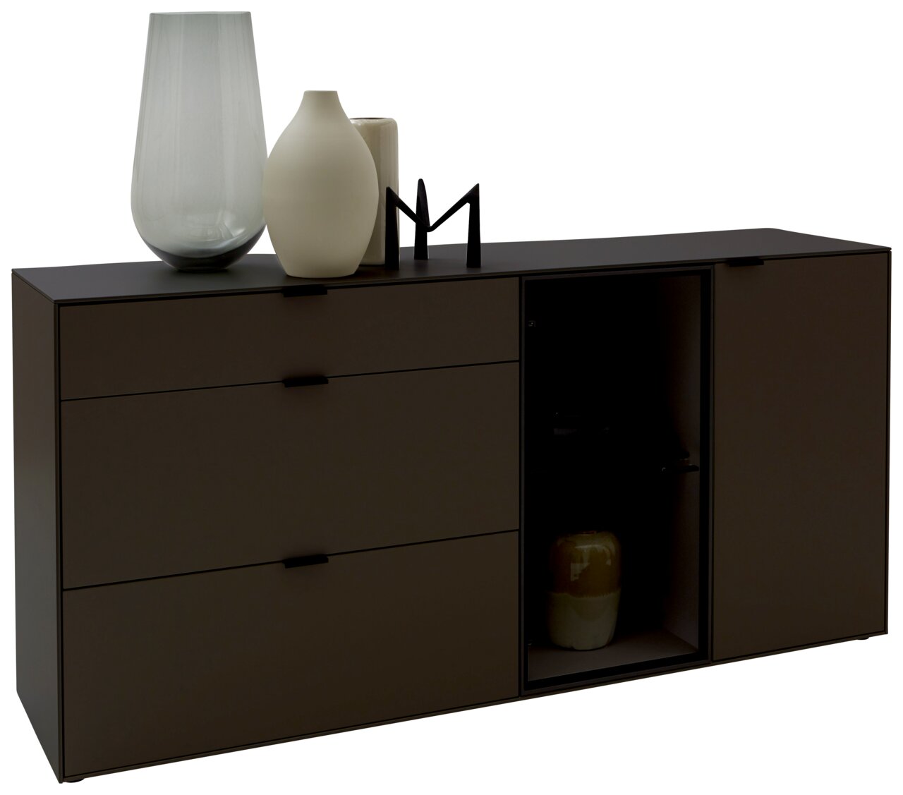 Modern dressoir van donker hout met drie lades en een vak met glazen deuren, versierd met vazen en een beeldje, zijaanzicht
