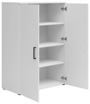 Weiße Kommode mit zwei geöffneten Türen und drei Einlegeböden, seitliche Perspektive