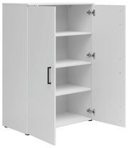 Weiße Kommode mit zwei geöffneten Türen und drei Einlegeböden, seitliche Perspektive