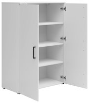 Weiße Kommode mit zwei geöffneten Türen und drei Einlegeböden, seitliche Perspektive