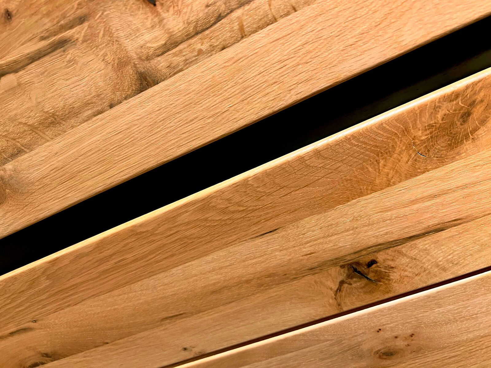 Nahaufnahme von Holzpaneelen eines Garderobenschranks, diagonale Perspektive