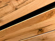 Nahaufnahme von Holzpaneelen eines Garderobenschranks, diagonale Perspektive