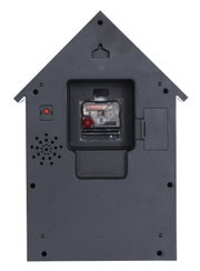 Rückansicht einer Wanduhr in Form eines Hauses mit sichtbarem Uhrwerk und Lautsprecher.