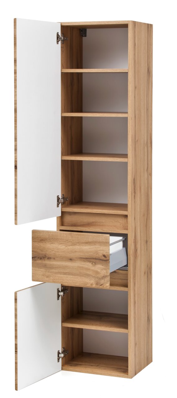 Hoge houten kast met twee witte deuren, een lade en meerdere planken, met deuren aan de voorkant.