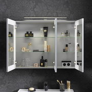 Spiegelschrank mit geöffneten Türen, gefüllt mit Kosmetikartikeln, aus frontaler Perspektive.