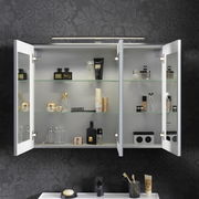 Spiegelschrank mit geöffneten Türen, gefüllt mit Kosmetikartikeln, aus frontaler Perspektive.