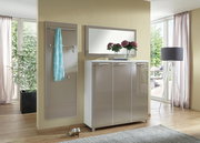 Moderner rechteckiger Wandspiegel in einem eleganten Raum mit natürlichem Licht, neben einem Schrank und einer Stehlampe, aus der Perspektive des Betrachters leicht von der Seite gesehen.