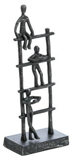 Skulptur aus Metall mit drei stilisierten Figuren auf einer Leiter, seitliche Perspektive