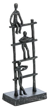 Skulptur aus Metall mit drei stilisierten Figuren auf einer Leiter, seitliche Perspektive