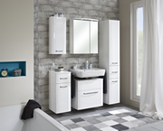 Moderner weißer Waschbeckenunterschrank in einem stilvollen Badezimmer, frontal betrachtet, mit grauer Wandverkleidung und passendem Badzubehör.