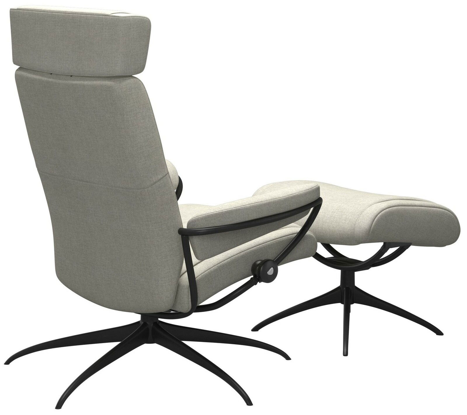 Rückansicht eines modernen Einzelsessels mit Kopfstütze und passendem Fußhocker in hellem Stoffbezug, auf schwarzem Metallgestell.