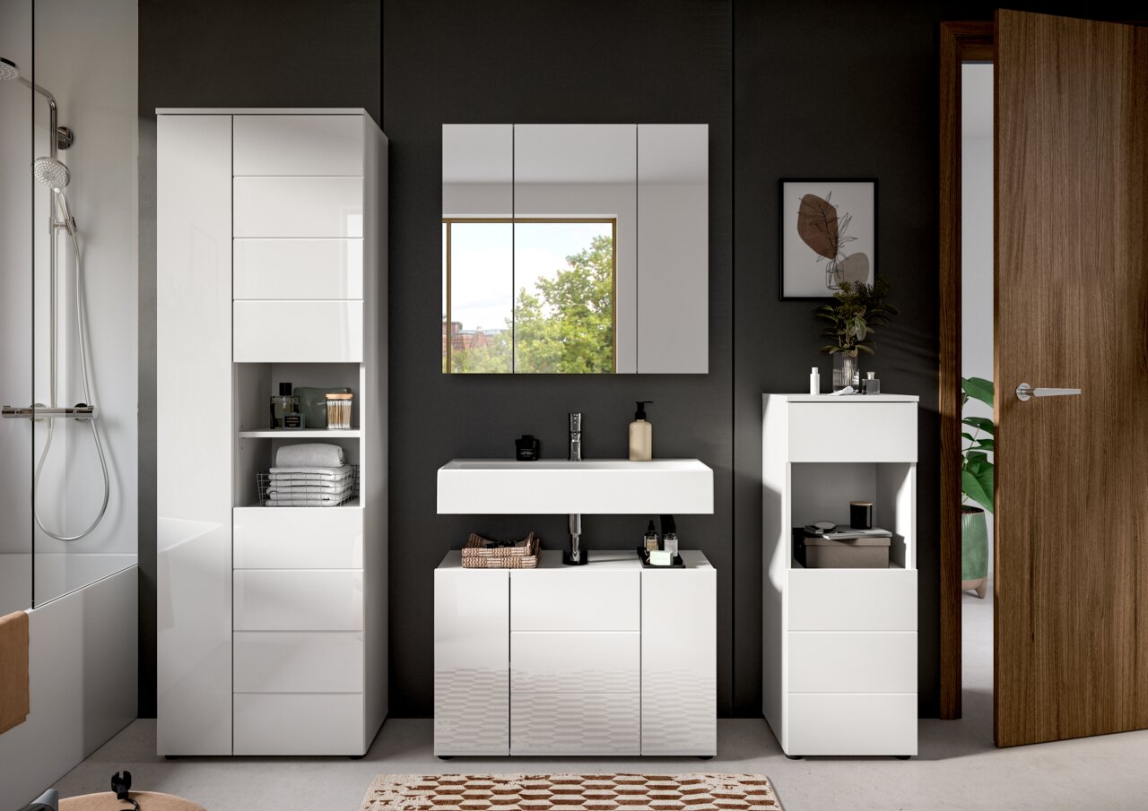 Moderne Badkombination mit weißem Hochglanz-Finish, bestehend aus einem großen Spiegelschrank, einem Waschbecken mit Unterschrank und zwei zusätzlichen Schränken, frontal betrachtet.