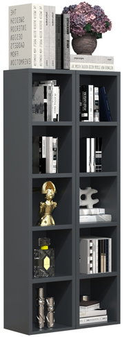 Dunkelgraues, hohes Regal mit quadratischen Fächern, gefüllt mit Büchern und Deko (u. a. goldene Figur, Parfumflakon, Kerzenhalter) und oben einer Vase mit rosa Hortensien; Frontansicht in leichter Schrägperspektive von vorn.