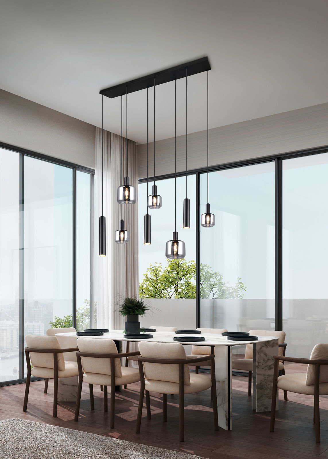 Moderne Pendelleuchte über einem Esstisch in einem eleganten, lichtdurchfluteten Raum mit großen Fenstern, seitliche Perspektive.