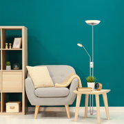 Moderner Deckenfluter in einem stilvollen Wohnzimmer, seitliche Perspektive
