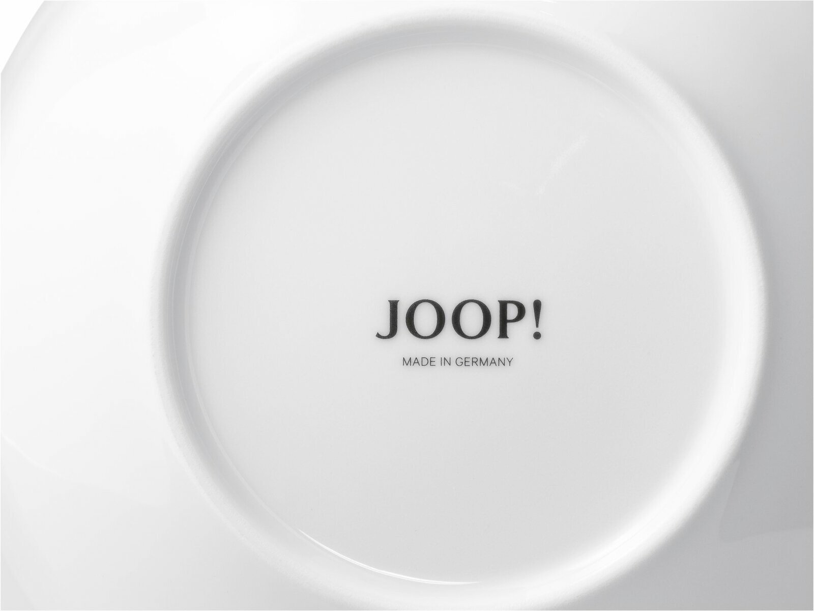 Rückansicht eines weißen Platztellers mit der Aufschrift 'JOOP! MADE IN GERMANY'.