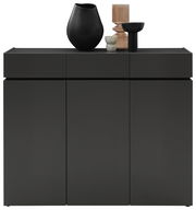 Moderne schwarze Kommode mit drei Schubladen und dekorativen Vasen, Frontalansicht