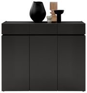 Moderne schwarze Kommode mit drei Schubladen und dekorativen Vasen, Frontalansicht