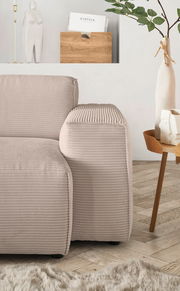 Beige Sofa-Ecke mit geripptem Stoff, seitliche Perspektive, neben einem Holztisch mit Dekorationen.