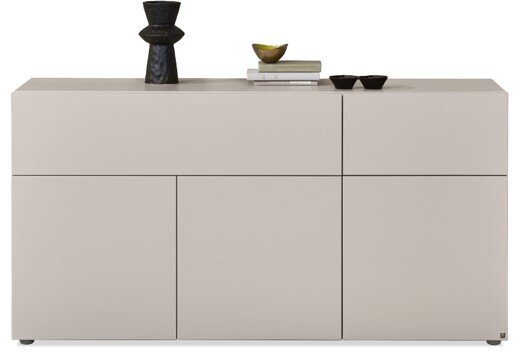 Musterring Sideboard SIMEA Frontansicht eines modernen, grifflosen Sideboards in hellem Beige mit geometrisch unterteilten Türen und dekorativen Schalen sowie einer schwarzen Vase auf der Oberseite.