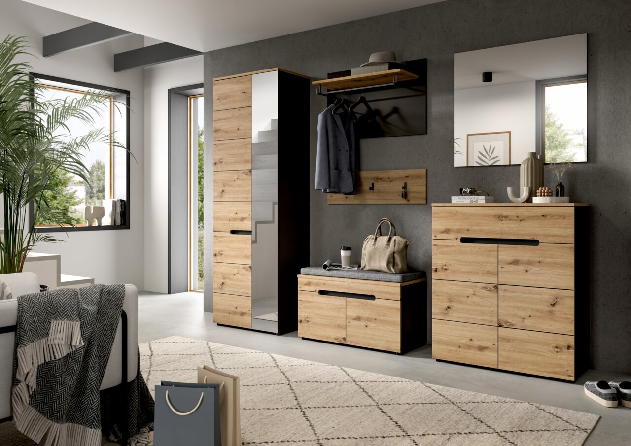 MID.YOU Sitzbank inkl. Sitzkissen CANU Modernes Flur- und Garderobenmöbel-Set in Eiche-Optik mit schwarzen Akzenten, bestehend aus Hochschrank mit Spiegel, Sitzbank, Kommode, Wandgarderobe und Spiegel, gezeigt in schräger Frontansicht im hellen Eingangsbereich.
