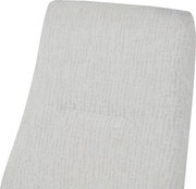 Helle, rechteckige Platte mit abgerundeten Ecken und feiner Holzmaserung, schräg von oben in Nahaufnahme fotografiert