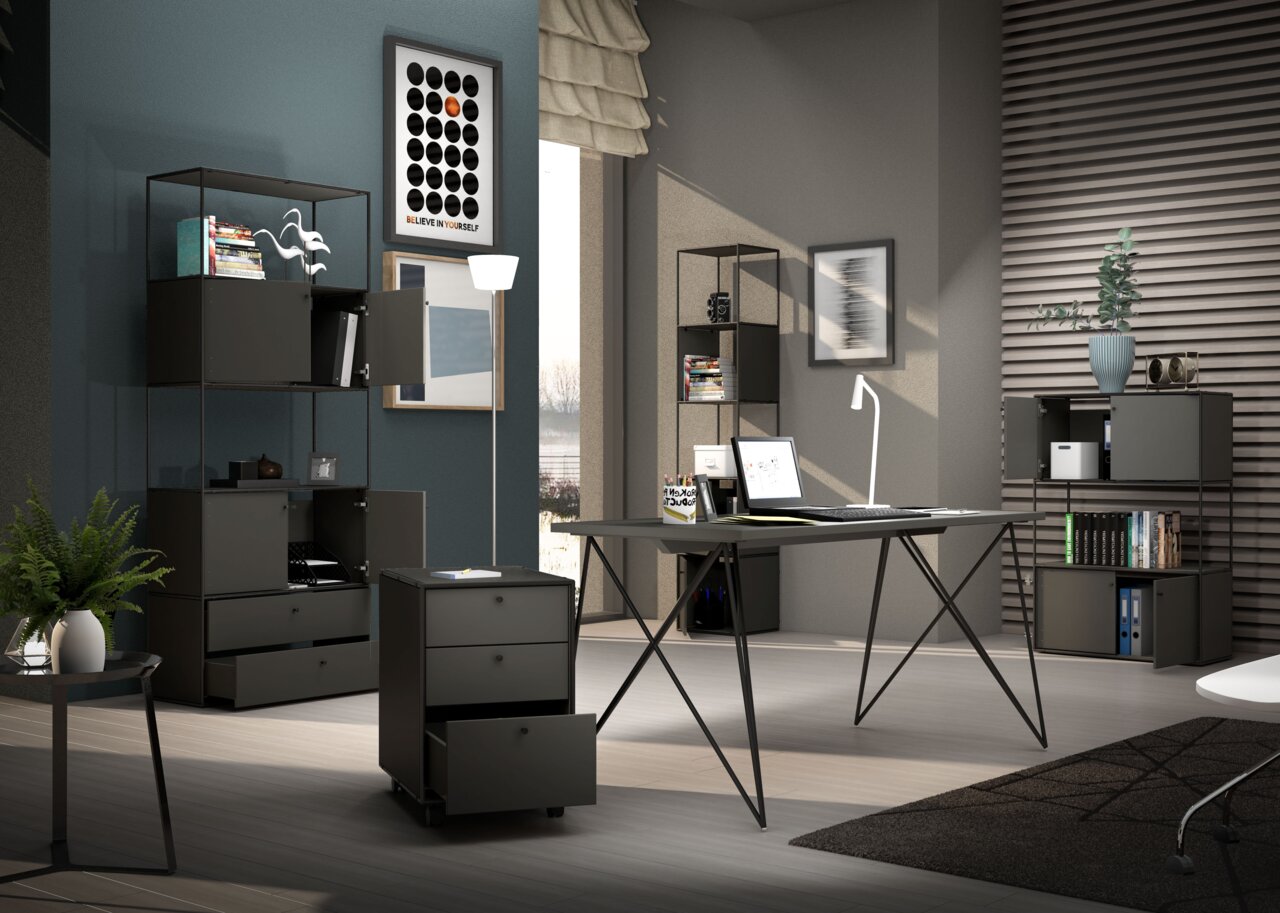 Novel Regal 80 BRERA OFFICE Moderne Büroumgebung mit Winkelschreibtisch, Rollcontainer und Aktenregalen in einer stilvollen, gut beleuchteten Perspektive.