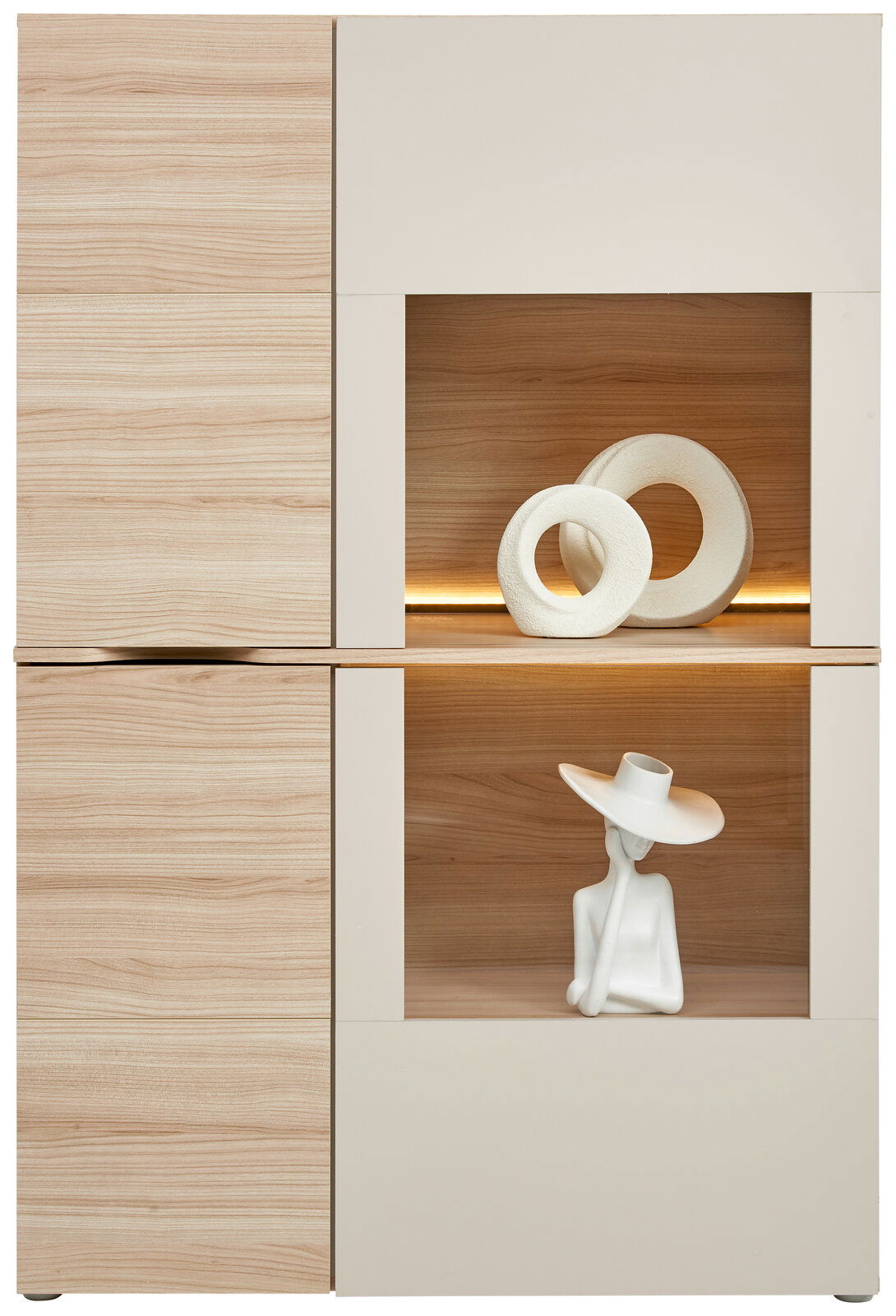 Vitrine aus hellem Holz mit zwei offenen Fächern, dekoriert mit modernen Skulpturen, frontal betrachtet.