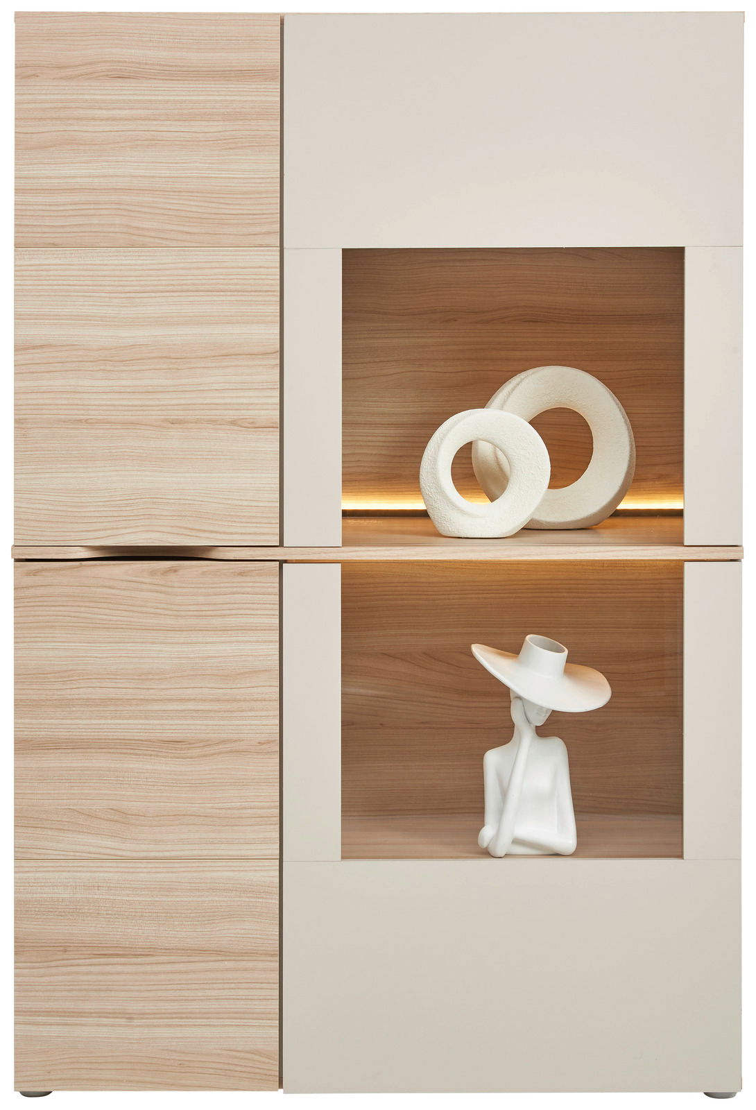 Vitrine aus hellem Holz mit zwei offenen Fächern, dekoriert mit modernen Skulpturen, frontal betrachtet.