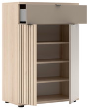 Modernes Sideboard/Schrank in heller Holzoptik mit vertikaler Lamellenfront, grauer Klapptür oben und weißer Drehtür rechts; Innenfächer sichtbar, Produktansicht schräg von vorn (3/4-Perspektive) mit geöffneten Türen.