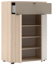 Modernes Sideboard/Schrank in heller Holzoptik mit vertikaler Lamellenfront, grauer Klapptür oben und weißer Drehtür rechts; Innenfächer sichtbar, Produktansicht schräg von vorn (3/4-Perspektive) mit geöffneten Türen.