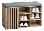 Schoenenbank van licht hout met grijs zitkussen, open vakken met schoenen en een schuifdeur met verticale latten, frontaal aanzicht.