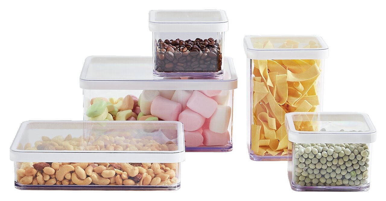 Fünfteiliges Vorratsdosenset Loft, gefüllt mit verschiedenen Lebensmitteln, aus seitlicher Perspektive fotografiert.