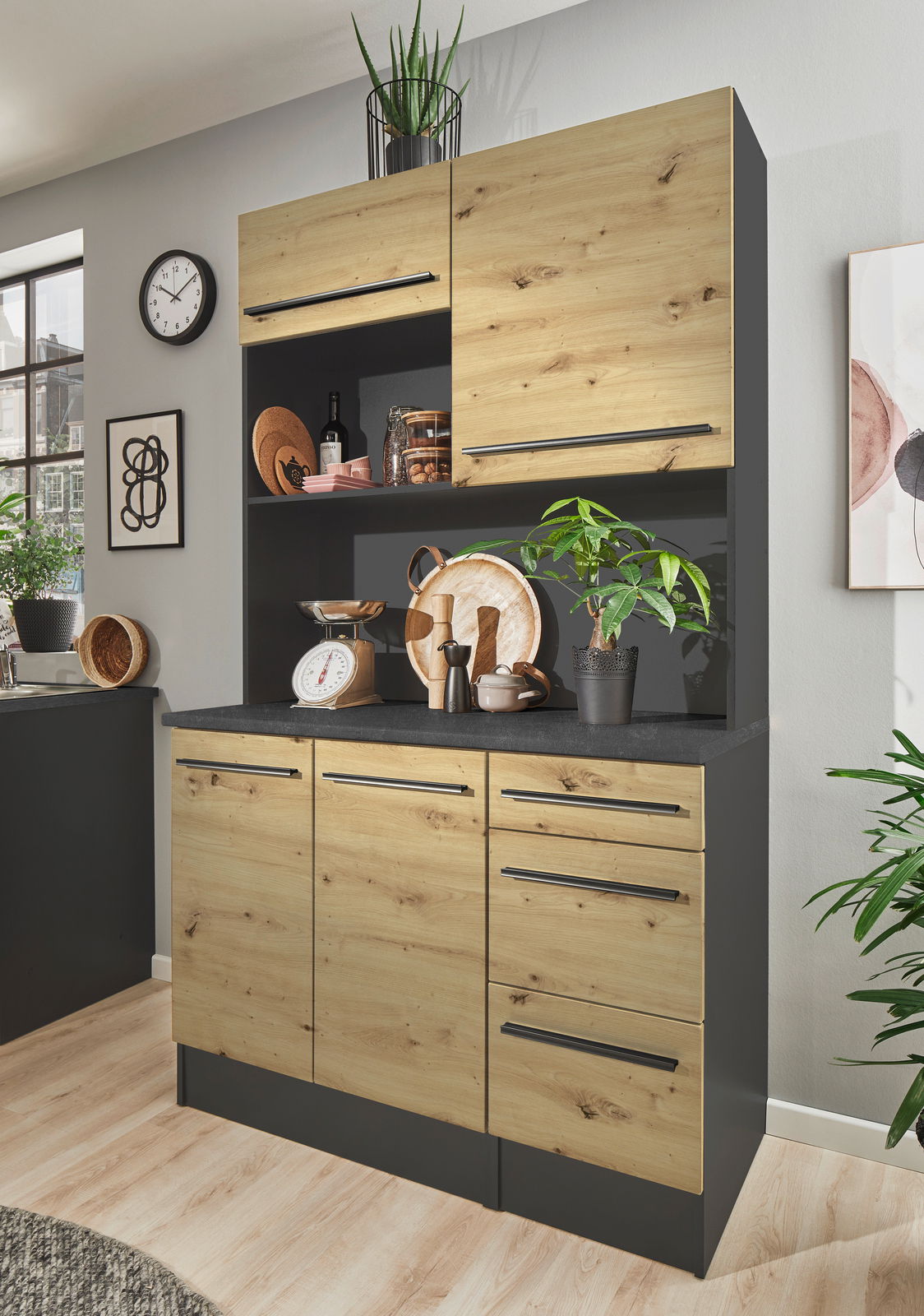 Moderner Buffet-Schrank JAZZ in Holzoptik mit schwarzen Akzenten, frontal fotografiert in einer stilvollen Küche.