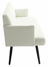 Seitenansicht eines modernen, weißen Sofas mit schwarzen Beinen.