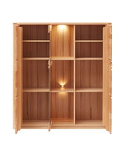 Frontale Ansicht eines Highboards aus Holz mit offenen Türen und integrierter Beleuchtung.