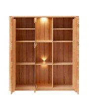 Frontale Ansicht eines Highboards aus Holz mit offenen Türen und integrierter Beleuchtung.