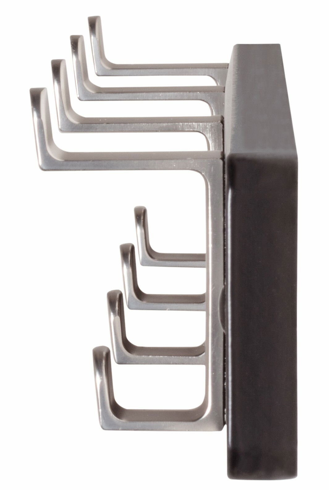 Seitliche Ansicht einer Garderobenleiste mit mehreren Haken aus Metall.