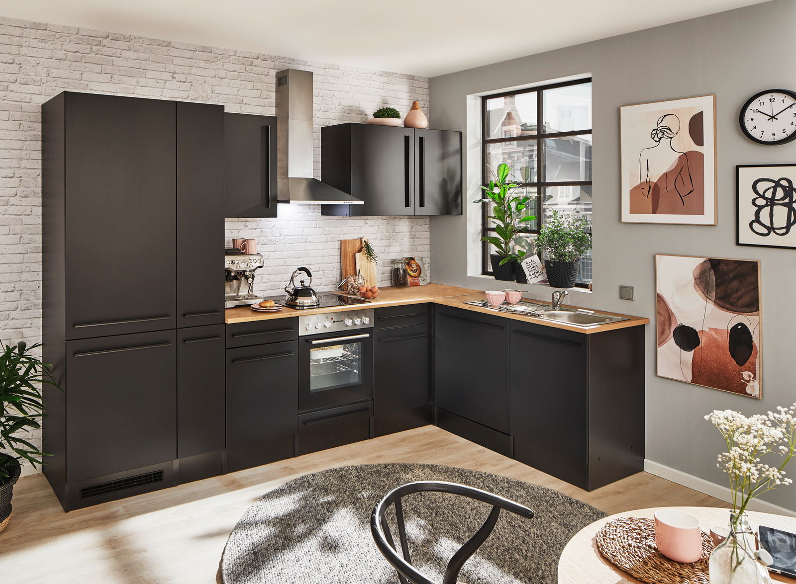 Moderne Küche mit schwarzem Eckunterschrank, Holzarbeitsplatte und stilvoller Dekoration, aus der Perspektive des Raumes fotografiert.