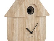 Moderne Wanduhr in Form eines Vogelhauses aus hellem Holz mit schwarzen Zeigern, seitliche Perspektive