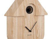Moderne wandklok in de vorm van een vogelhuisje van licht hout met zwarte wijzers, zijaanzicht