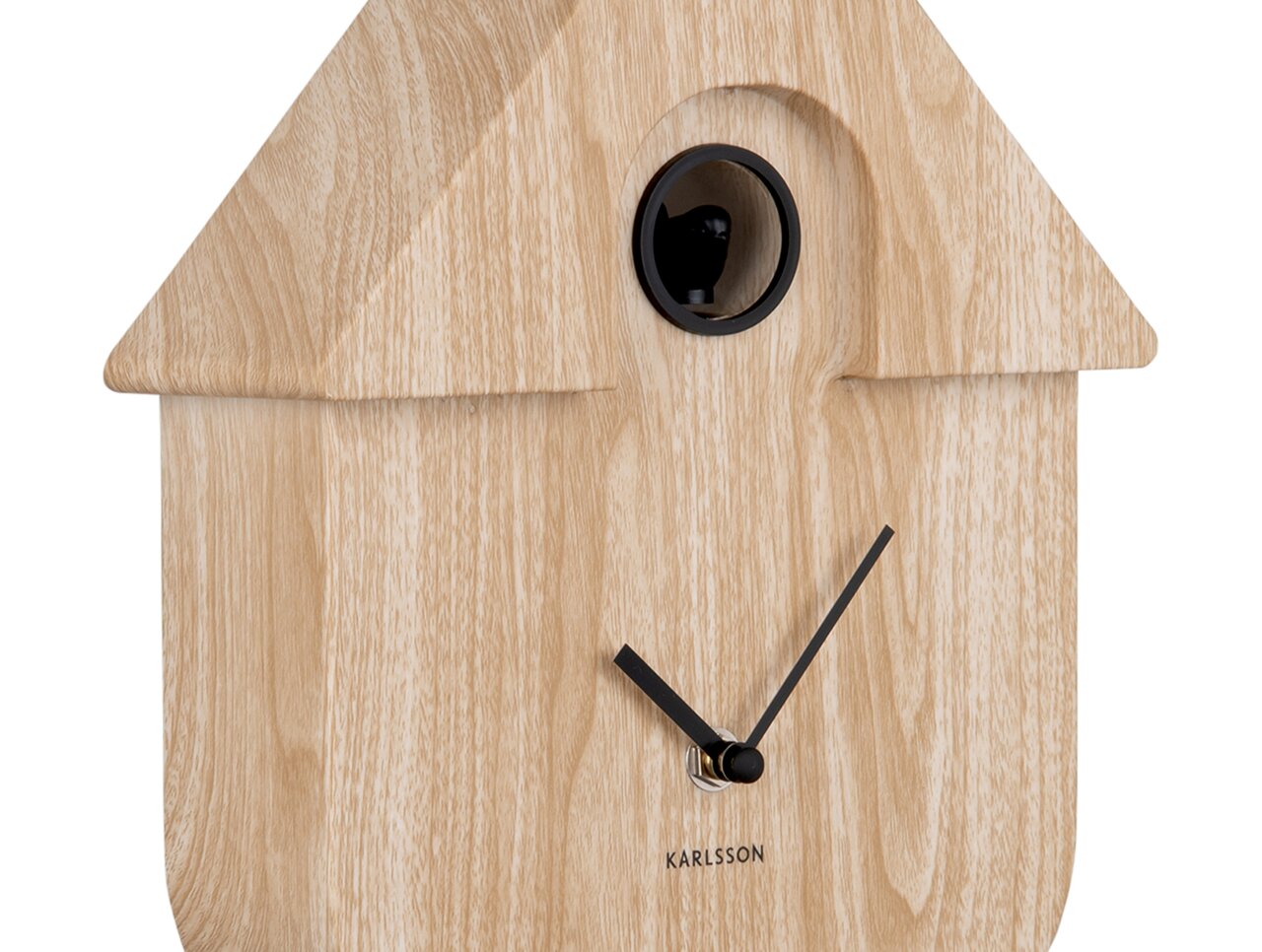 Moderne wandklok in de vorm van een vogelhuisje van licht hout met zwarte wijzers, zijaanzicht