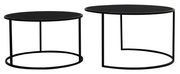 Zwei runde, schwarze Couchtische in unterschiedlicher Höhe, aus seitlicher Perspektive fotografiert.