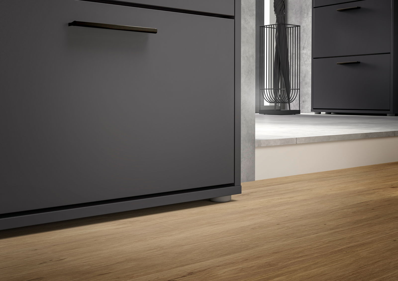 Nahaufnahme eines modernen, schwarzen Schuhkippers mit Metallgriff, auf Holzfußboden, seitliche Perspektive.