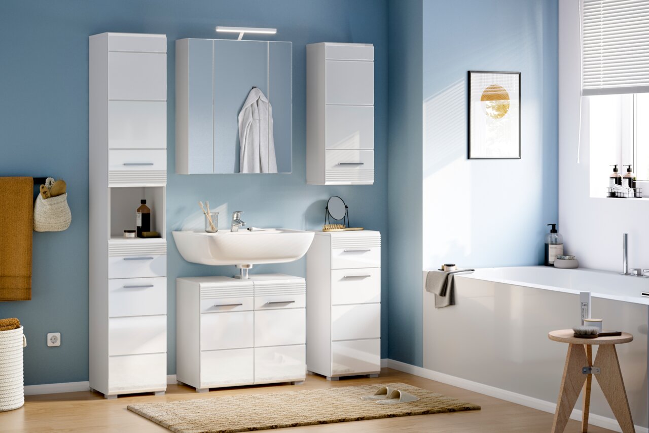 MID.YOU Badkombination LINUS Moderne Badezimmermöbel in Weiß, bestehend aus Hochschrank, Spiegelschrank, Waschbeckenunterschrank und Hängeschrank, in einer hellblauen Umgebung mit Tageslicht von rechts.