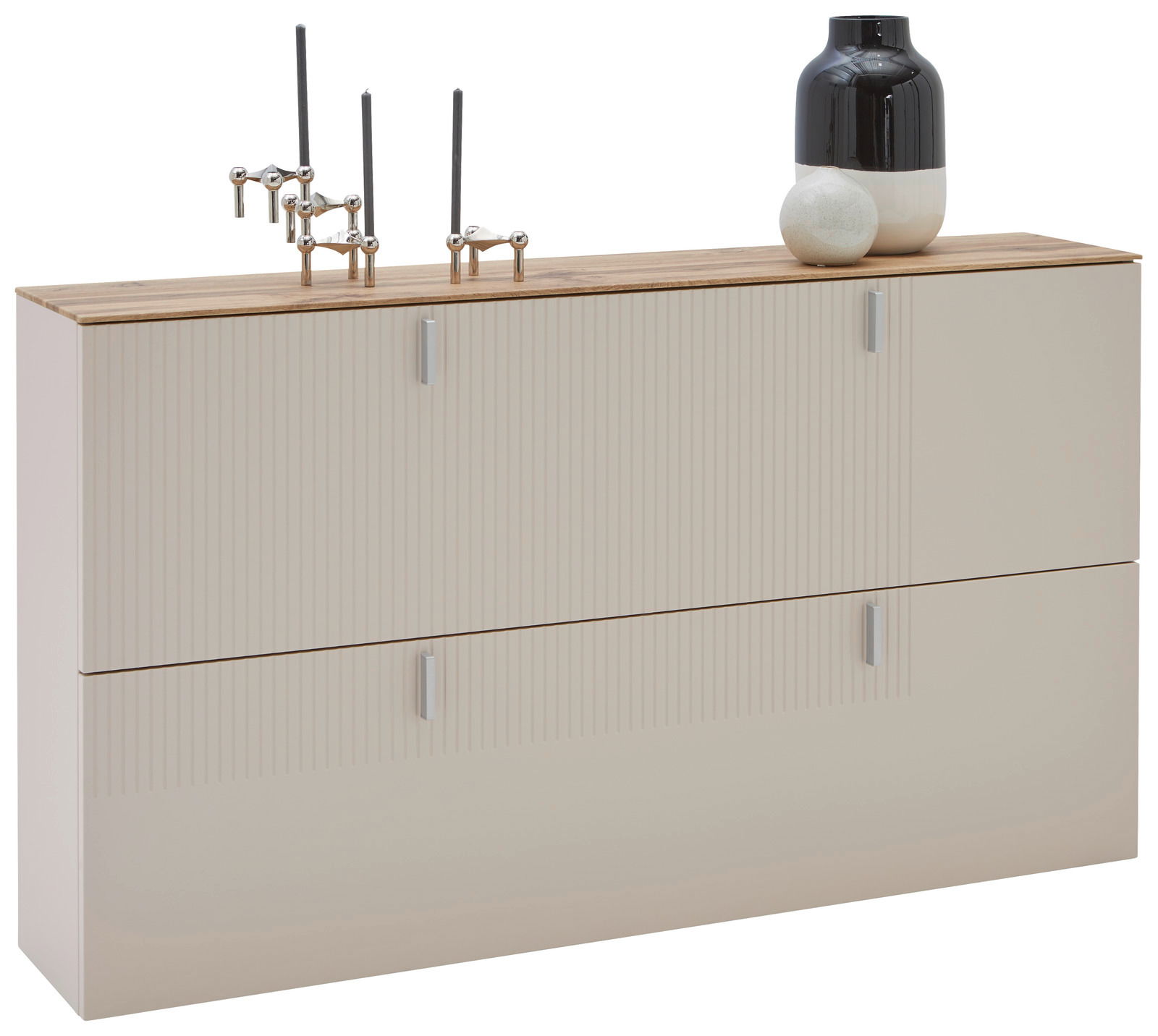 Dieter Knoll Hängeschuhschrank CORTINA Moderner Hängeschuhschrank in Beige mit Holzoberfläche, dekoriert mit Kerzenhaltern und einer Vase, Frontalansicht
