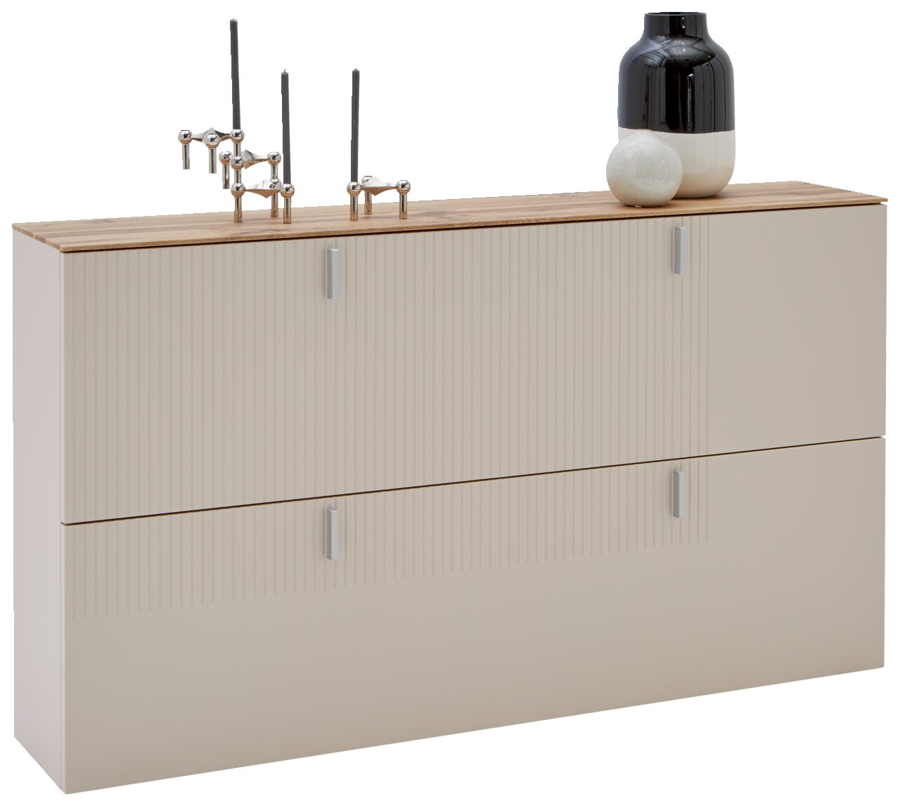 Moderner Hängeschuhschrank in Beige mit Holzoberfläche, dekoriert mit Kerzenhaltern und einer Vase, Frontalansicht